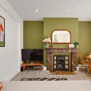 https://number-7-great-location-6-minutes-to-the-beach.brighton-hotels-england.com